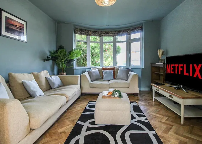 Elegant 3-Bed Home, West Bridgford & Large Garden
